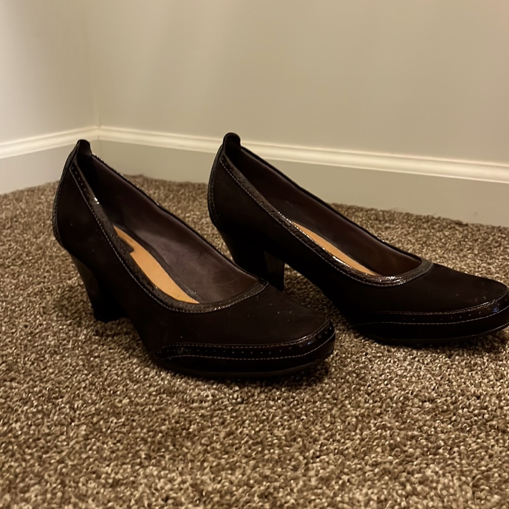 Clarks Artisan Chocolate Suede and Patent Leather Heels size 7.5